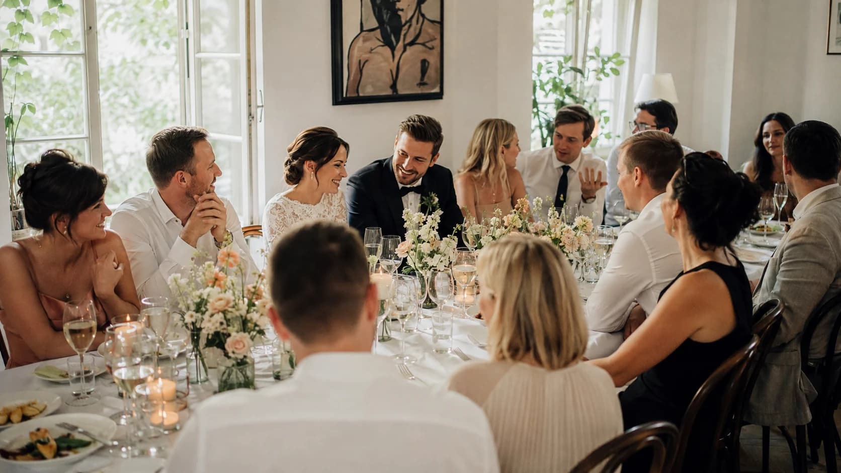 Kameralne przyjęcie weselne przy jednym stole w jasnej restauracji