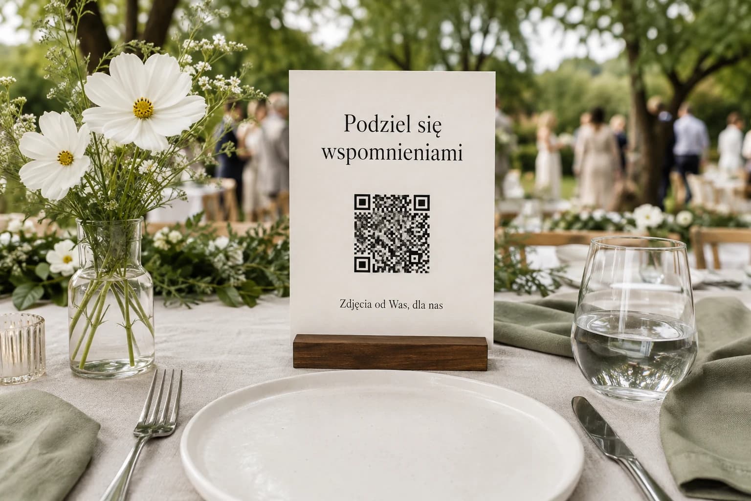 Karta z kodem QR na stole weselnym